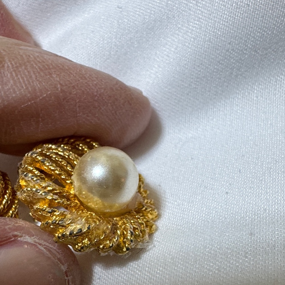 Elegant Gold and Pearl Earrings - Picture 8 of 10
